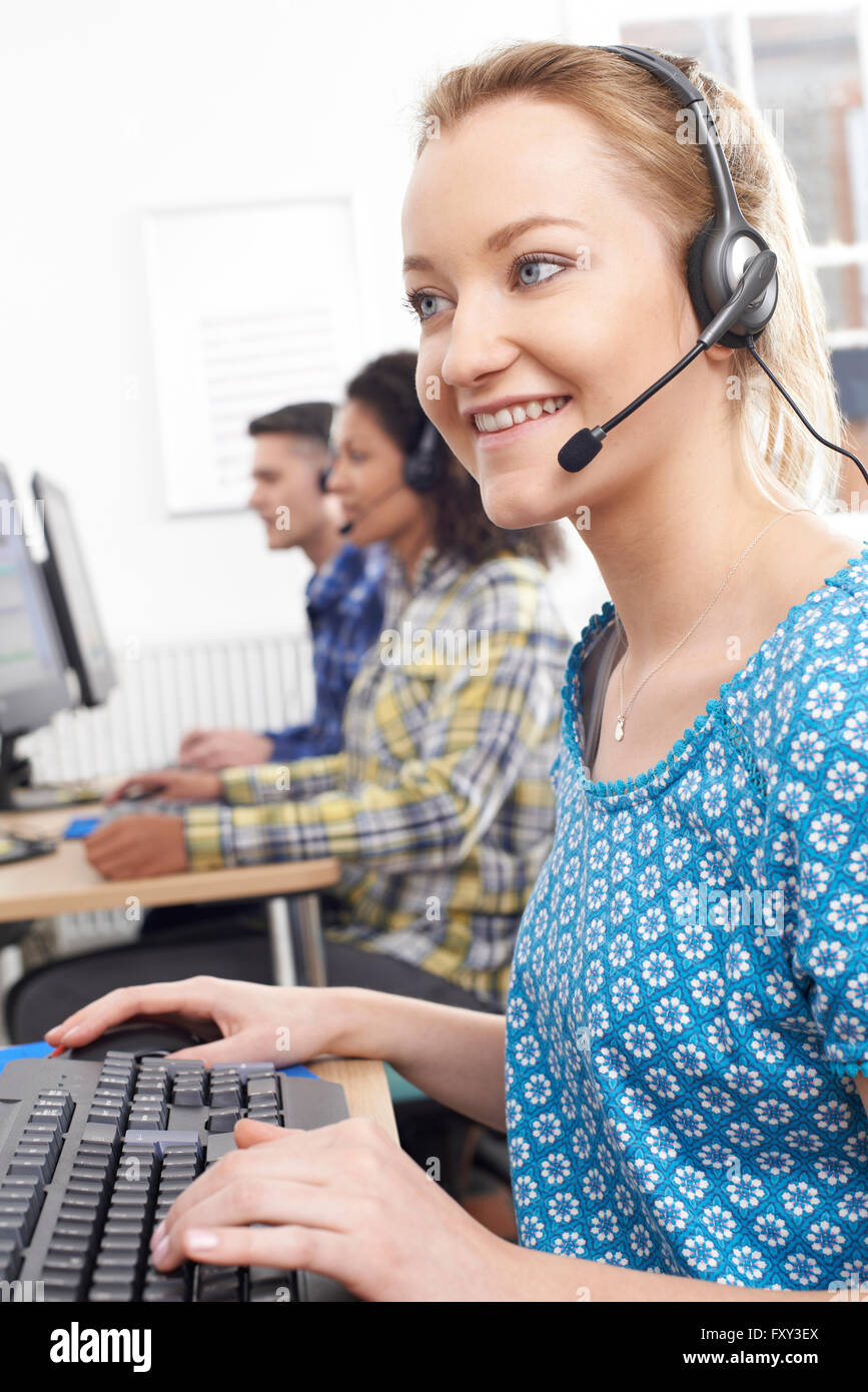 Weibliche Kunden Service Agent im Call-Center Stockfoto