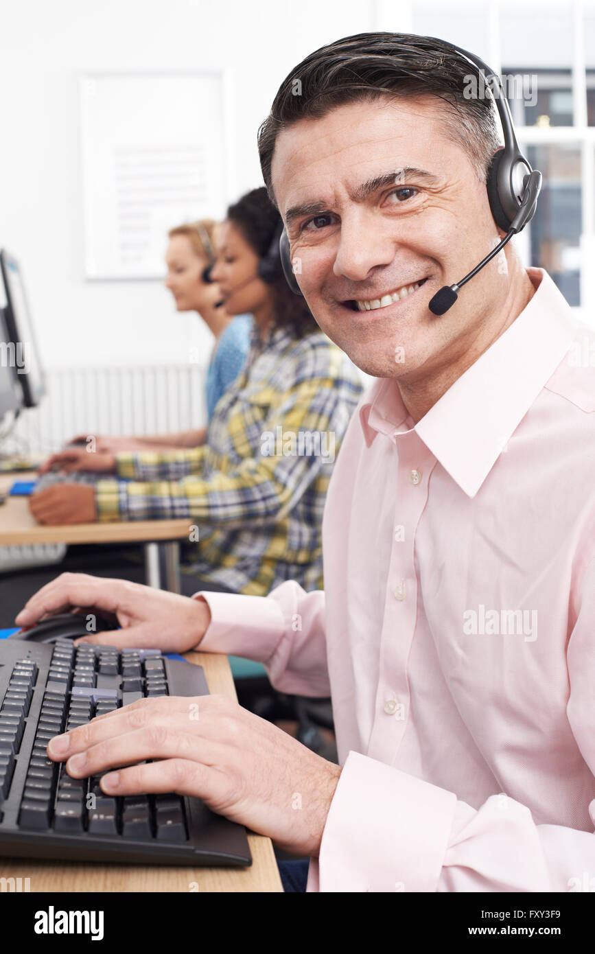 Männlichen Kunden Service Agent im Call-Center Stockfoto