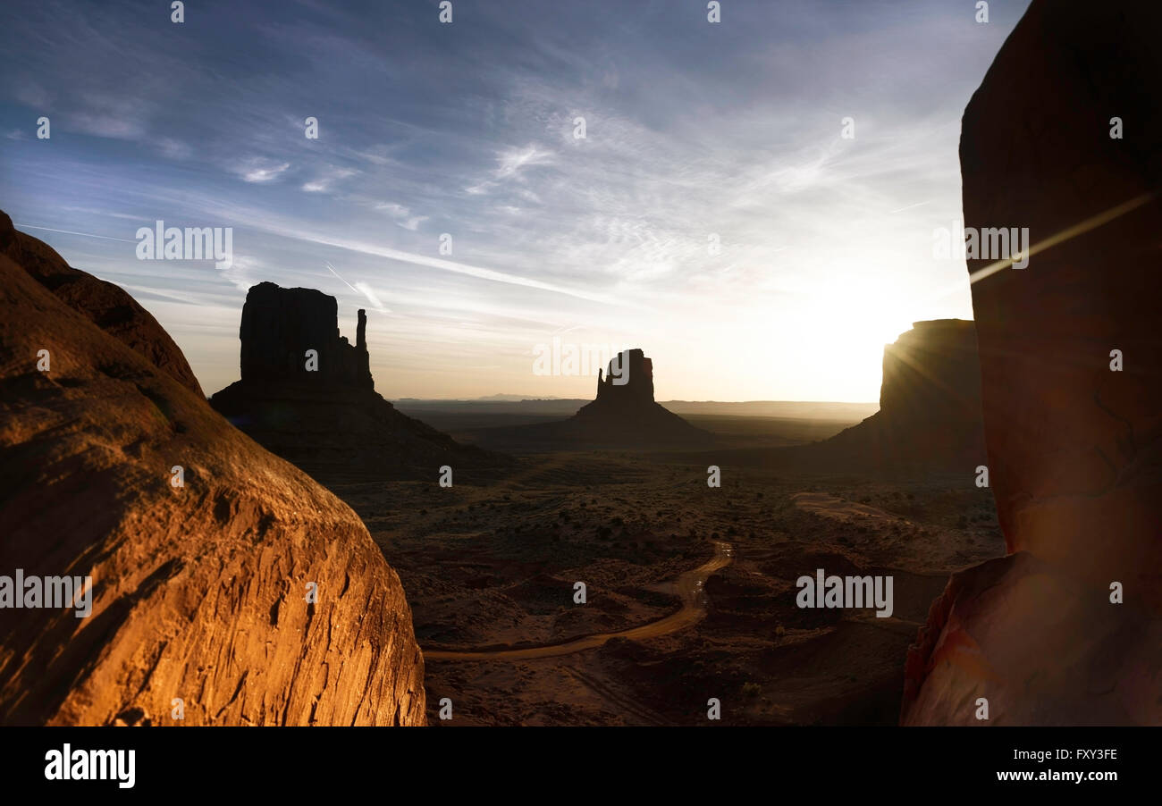 Die Fäustlinge, Mesa, roten Felsen im Monument Valley Navajo Tribal Park, Arizona, USA Stockfoto