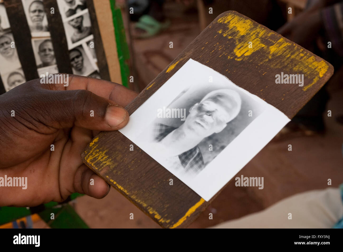 Negativen Porträt auf Fotopapier getroffenen Straßenfotograf in Mopti, Mali Stockfoto