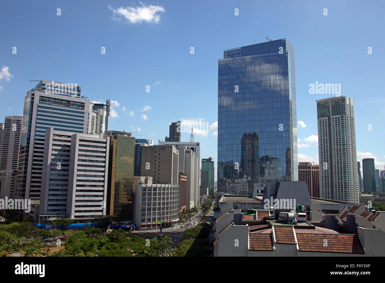 TALL BUILDINGS aus PENINSULA HOTEL MANILA Philippinen Asien 18. April 2015 Stockfoto