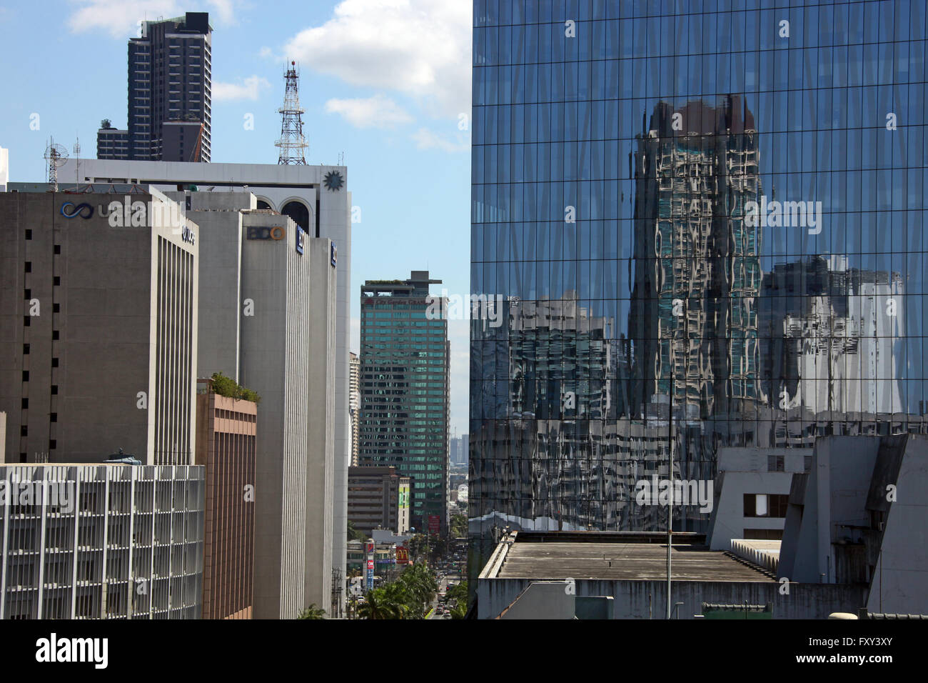 Reflexion im Glasbau MANILA Philippinen Asien 18. April 2015 Stockfoto