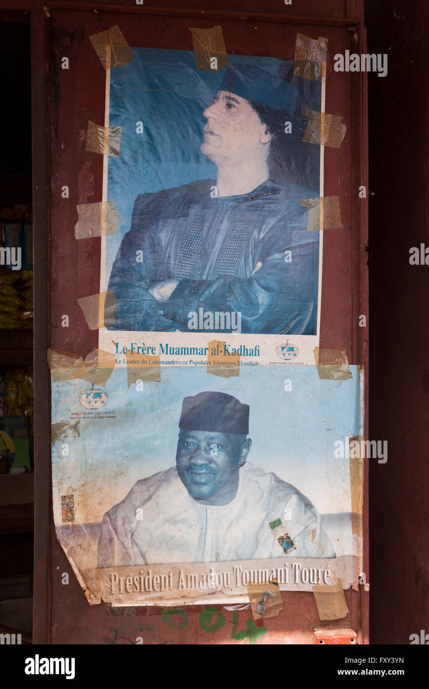 Bilder von afrikanischen Politikern Muammar Gaddafi (oben) und Amadou Toumani Touré (unten) auf einem Marktstand in Mopti Stockfoto