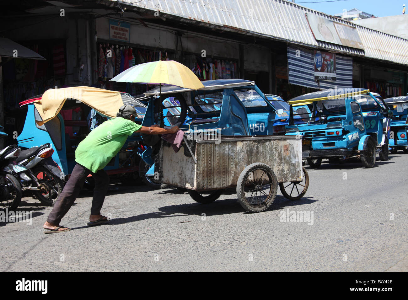 Mann SCHIEBT Stahl CART PUERTO PRINCESA Philippinen Asien 23. April 2015 Stockfoto