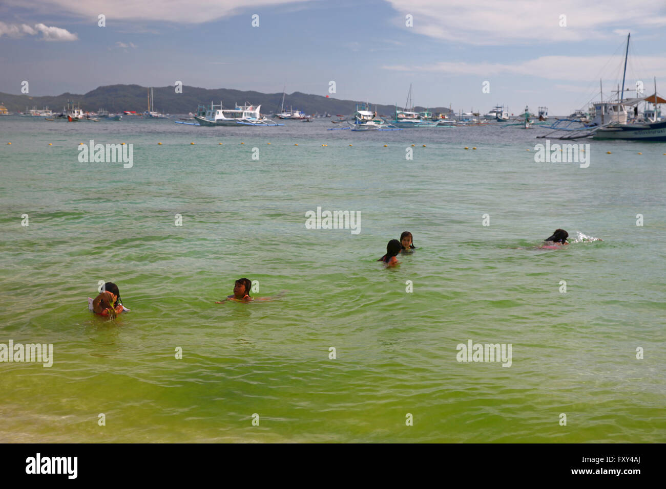 Menschen im grünen Wasser BORACAY Philippinen 28. April 2015 Stockfoto
