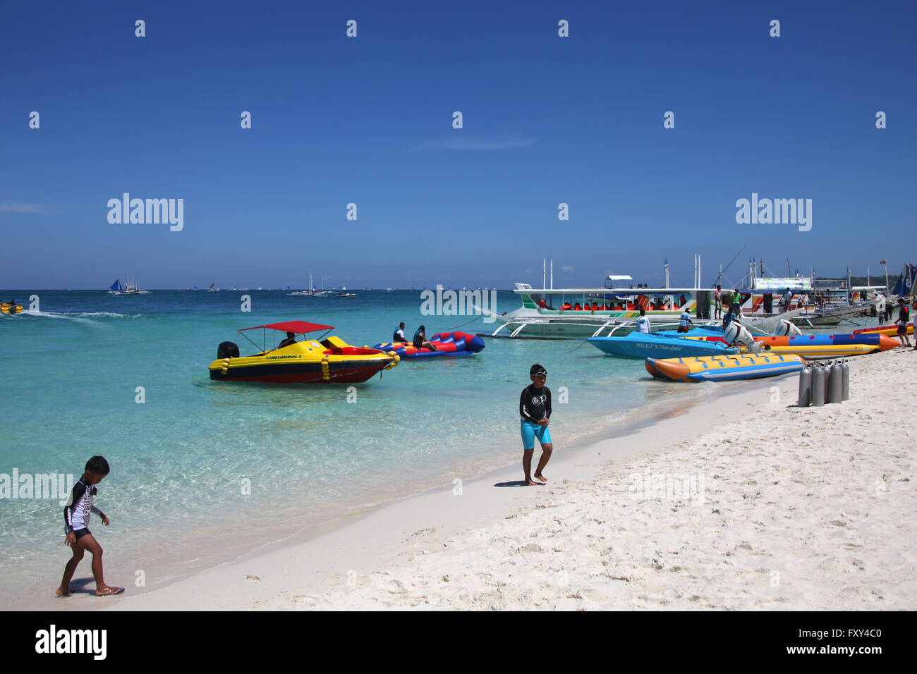 Geschwindigkeit & JUKUNG Boote IN SHORE BORACAY ISLAND Philippinen 29. April 2015 Stockfoto