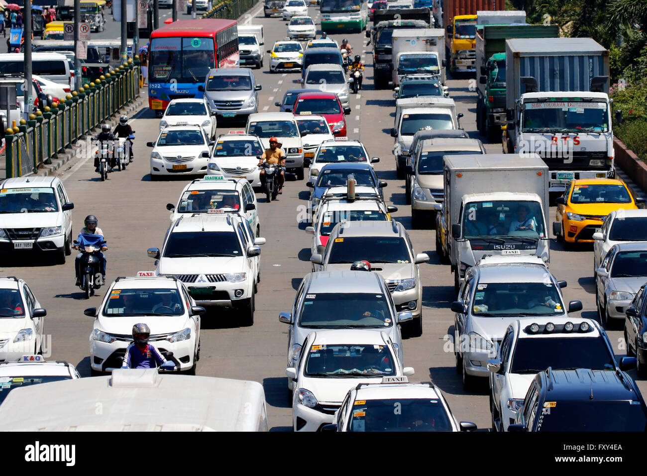 BUS & Autos IN TRAFFIC JAM BACLARAN MANILA Philippinen 5. Mai 2015 Stockfoto