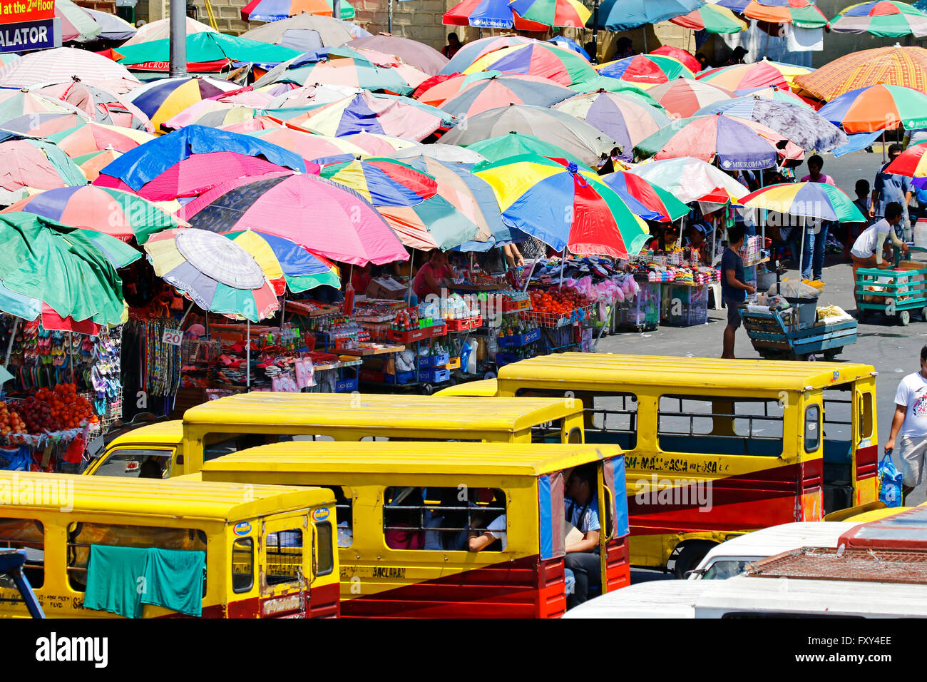 Mini-Busse & Fußgänger BACLARAN MANILA Philippinen 5. Mai 2015 Stockfoto
