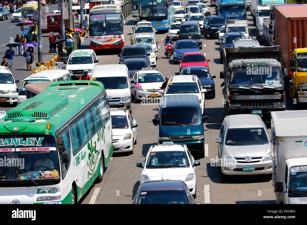 Busse & Autos IN TRAFFIC JAM BACLARAN MANILA Philippinen 5. Mai 2015 Stockfoto