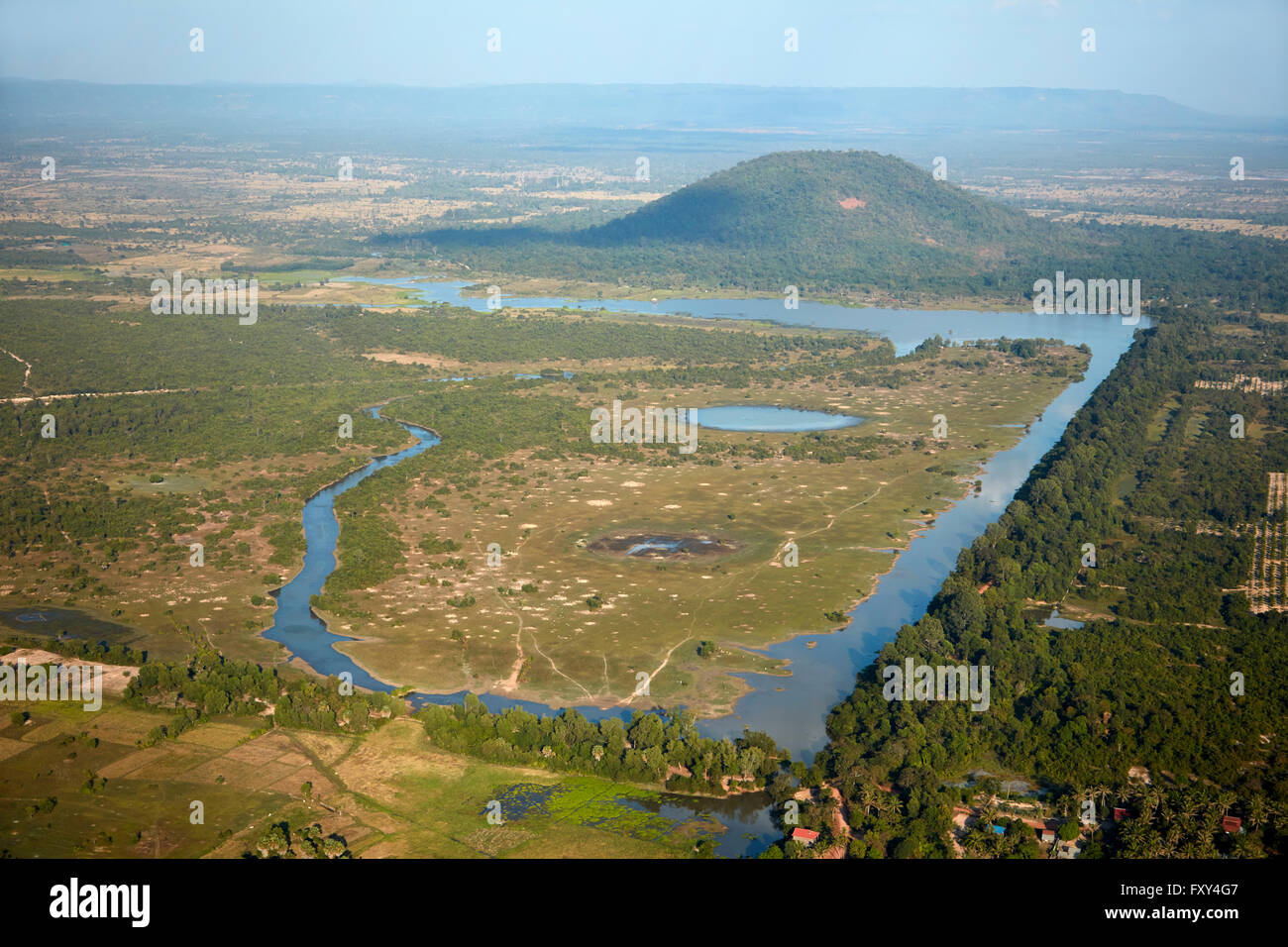 Ankorian Reservoir und Phnom Bok Hill, Angkor archäologischer Park, in der Nähe von Siem Reap, Kambodscha - Antenne Stockfoto