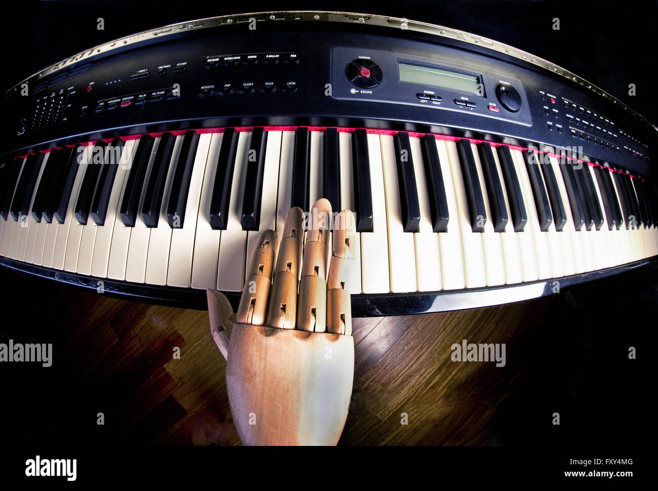 Hölzerne Hand auf digital Piano Keyboard. Stockfoto