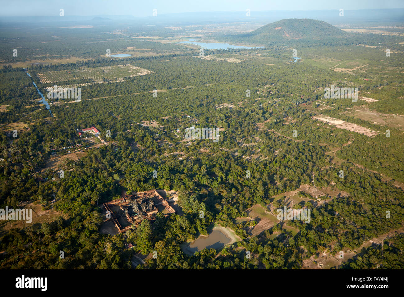 Banteay Samré Tempelruinen und Phnom Bok Hill, Weltkulturerbe Angkor, in der Nähe von Siem Reap, Kambodscha - Antenne Stockfoto