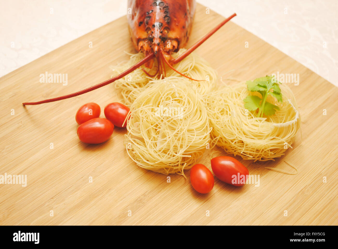 Zutaten von Engelshaar Pasta-Nester mit Hummer & Tomaten Stockfoto