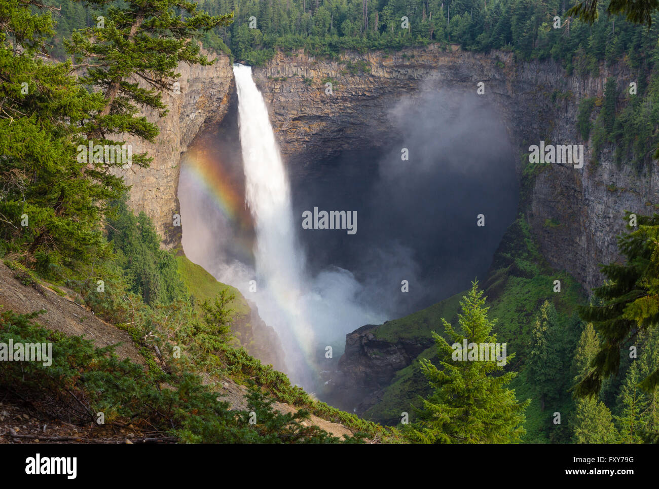 Regenbogen erscheint im Nebel am sonnenbeschienenen Helmcken Falls, Wells Gray Provincial Park, BC Stockfoto