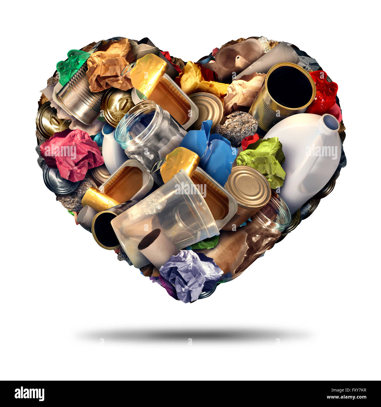 Herz, recycling-Symbol und Wiederverwertung von Schrott Metall Kunststoff und Papier-Konzept zur Veranschaulichung auf einem weißen Hintergrund als Symbol für die Liebe der Erhaltung zu recyceln. Stockfoto