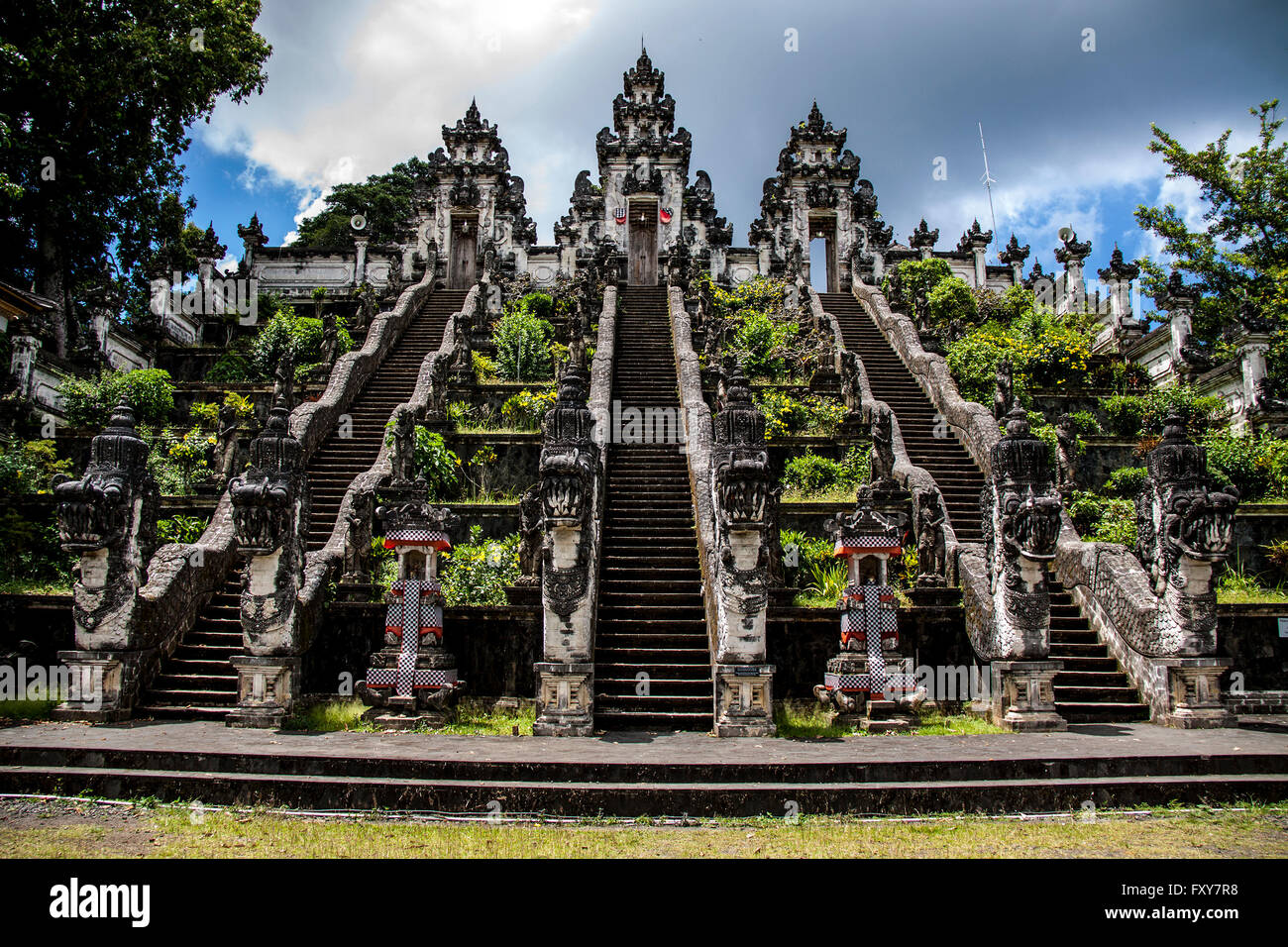 Pura Penataran Agung Lempuyang, Amazing Tempel hoch auf dem Berg auf