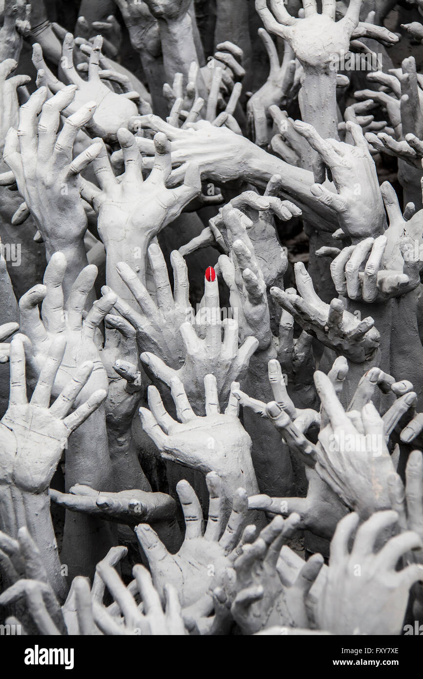 Weiße Hände mit einem roten Fingernagel Stockfoto