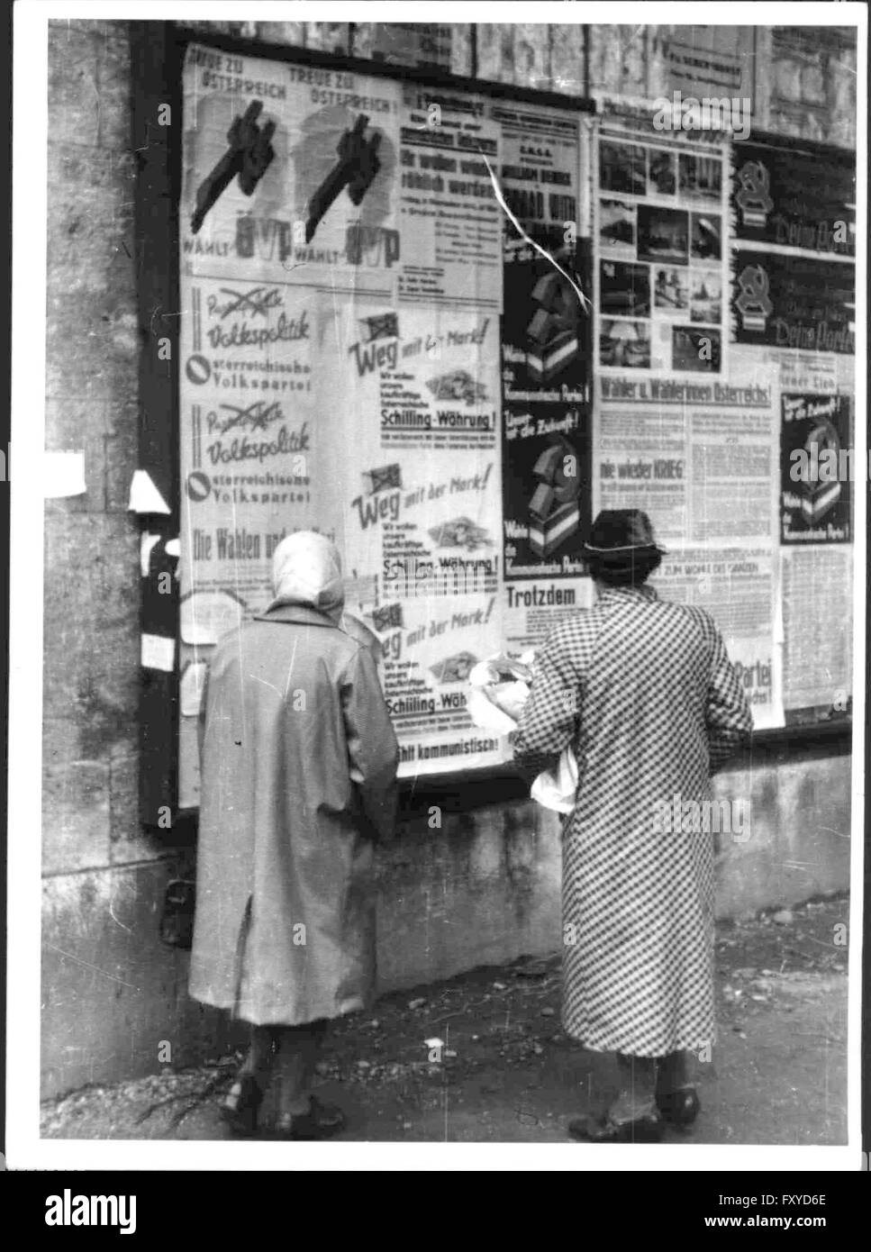 Zwei Frauen Vor Einer Plakatwand in Wien Stockfoto