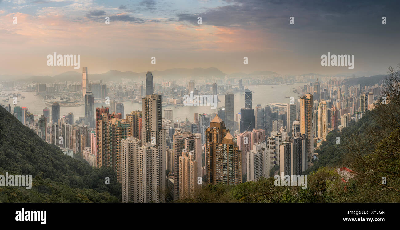 Blick auf Hong Kong vom Victoria Peak, die Skyline von Central befindet sich unterhalb der Peak bei Dämmerung, Victoria Peak, Hong Kong, China Stockfoto