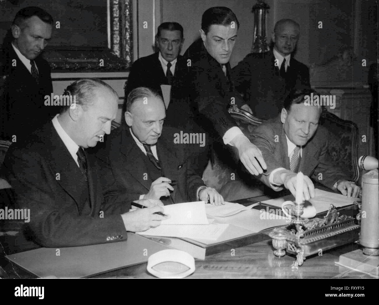 Unterzeichnung des Marshall-Plan-Abkommens Mit Österreich Stockfoto