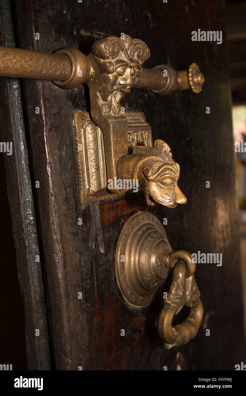 Kandy, Sri Lanka Embekke Devale antiken Tempel, Hauptschrein, Messing Tür Möbel Stockfoto