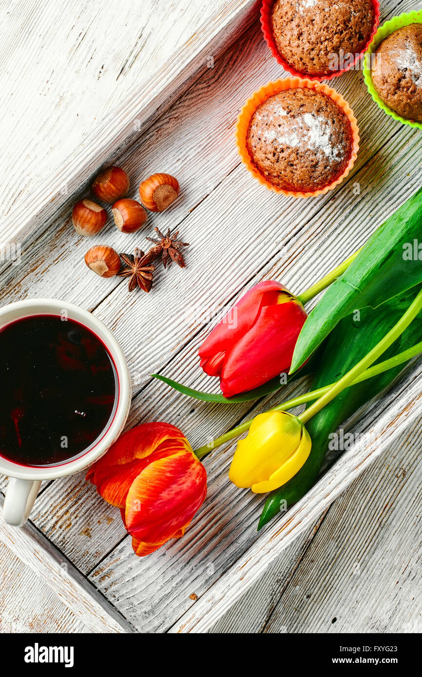 Muffinformen und Strauß frisch geschnittene Tulpen Stockfoto