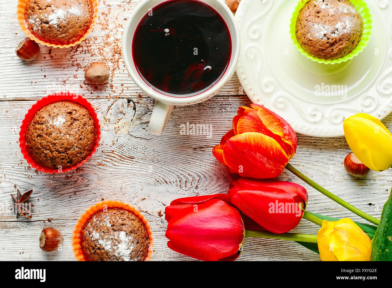Muffinformen und Strauß frisch geschnittene Tulpen Stockfoto