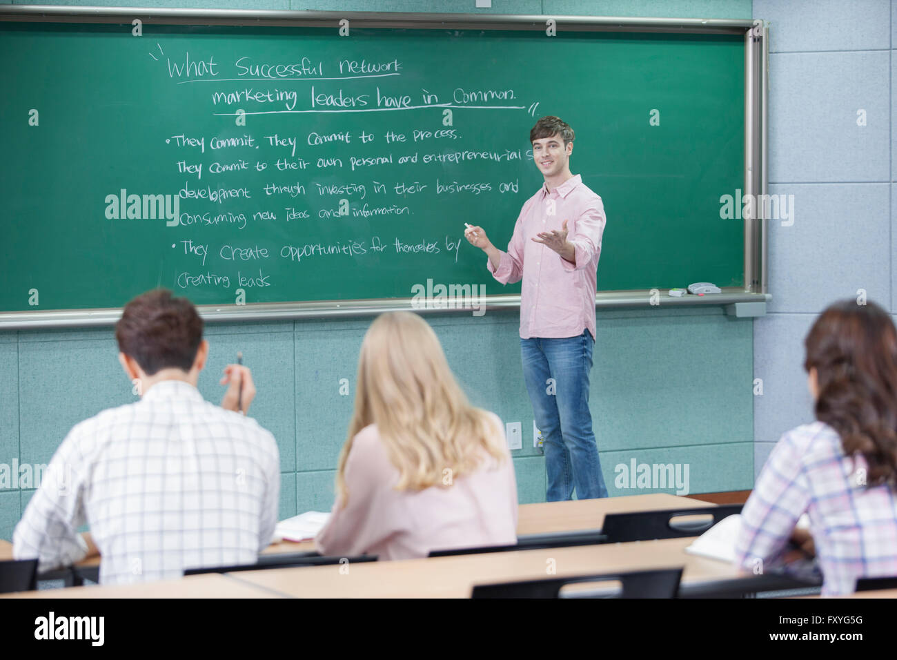 Ausländer, die Lehre einer Klasse, bestehend aus internationalen Studierenden und inländische Studierende in der Schule für globales Lernen Stockfoto