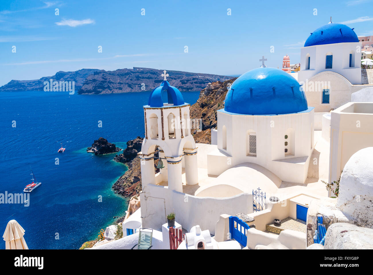 Berühmte blaue Kuppel Kirchen in Oia auf Santorin, Griechenland Stockfoto