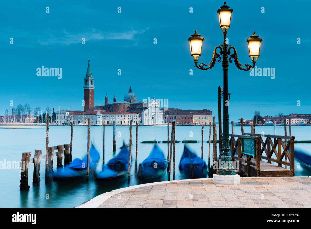 Blick von der Kirche San Giorgio Maggiore, in den Vordergrund blaue Gondeln, Isola di San Giorgio Maggiore, Venedig, Veneto Stockfoto