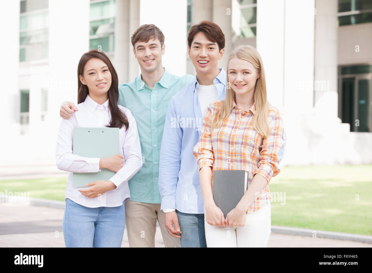 Inländische Studierende und ausländische Studierende in der Schule zusammen auf dem campus Stockfoto