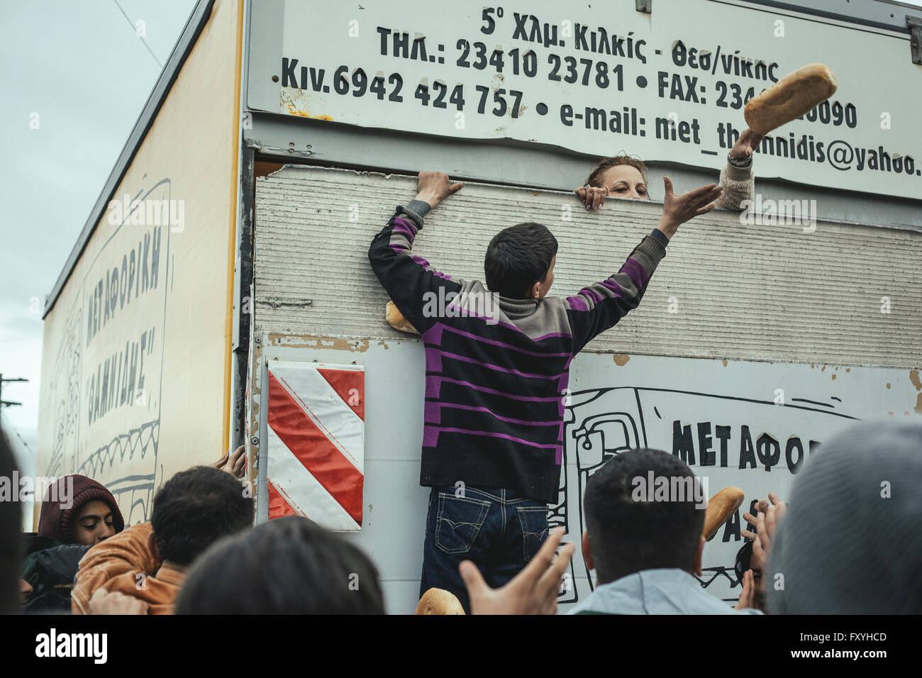 Verteilung der Nahrung von griechischen Freiwilligen, Flüchtlingslager in Idomeni, Grenze zu Mazedonien, Griechenland Stockfoto