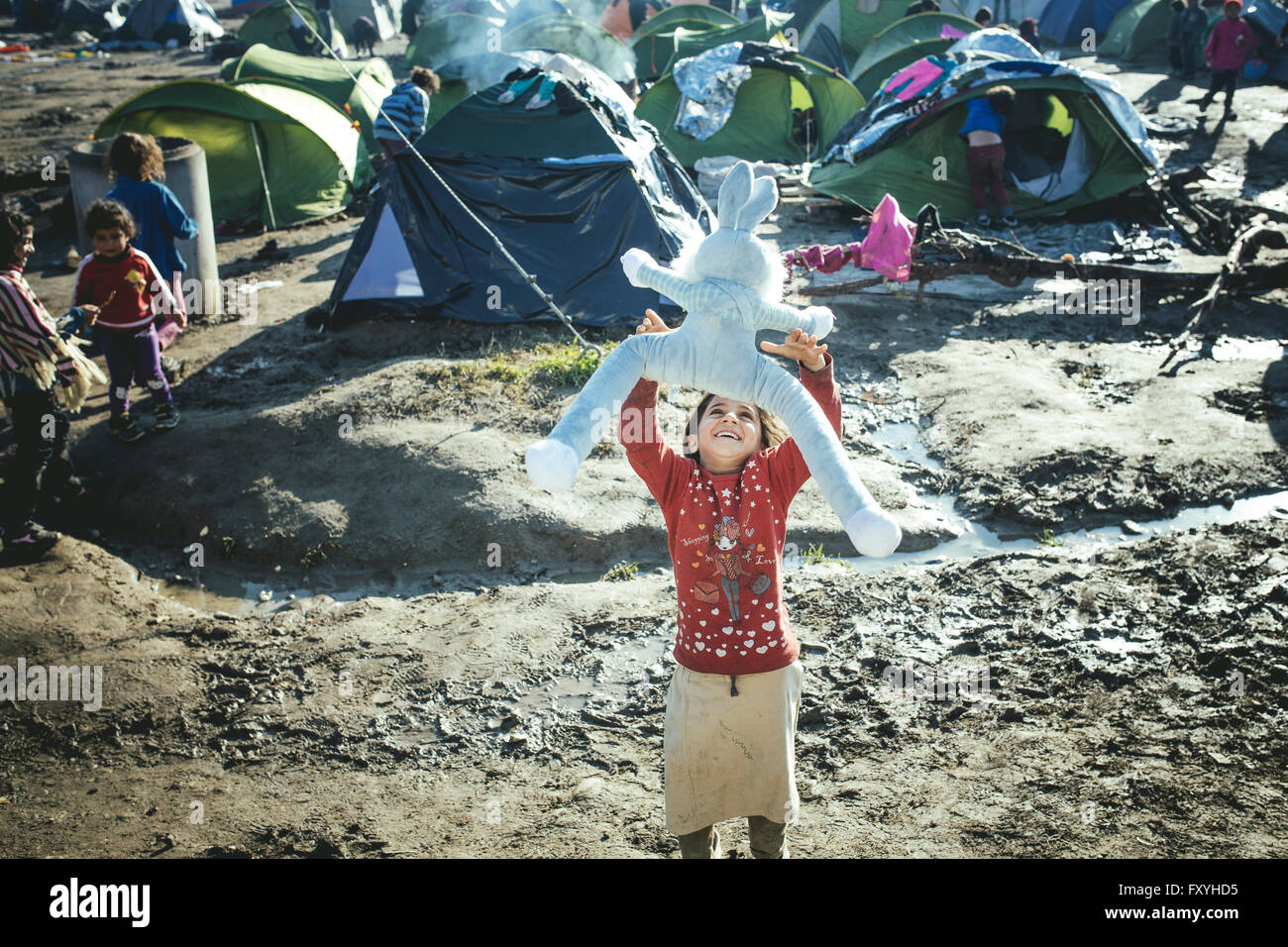 Kind spielt mit Stofftier, Flüchtlingslager in Idomeni, Grenze zu Mazedonien, Griechenland Stockfoto