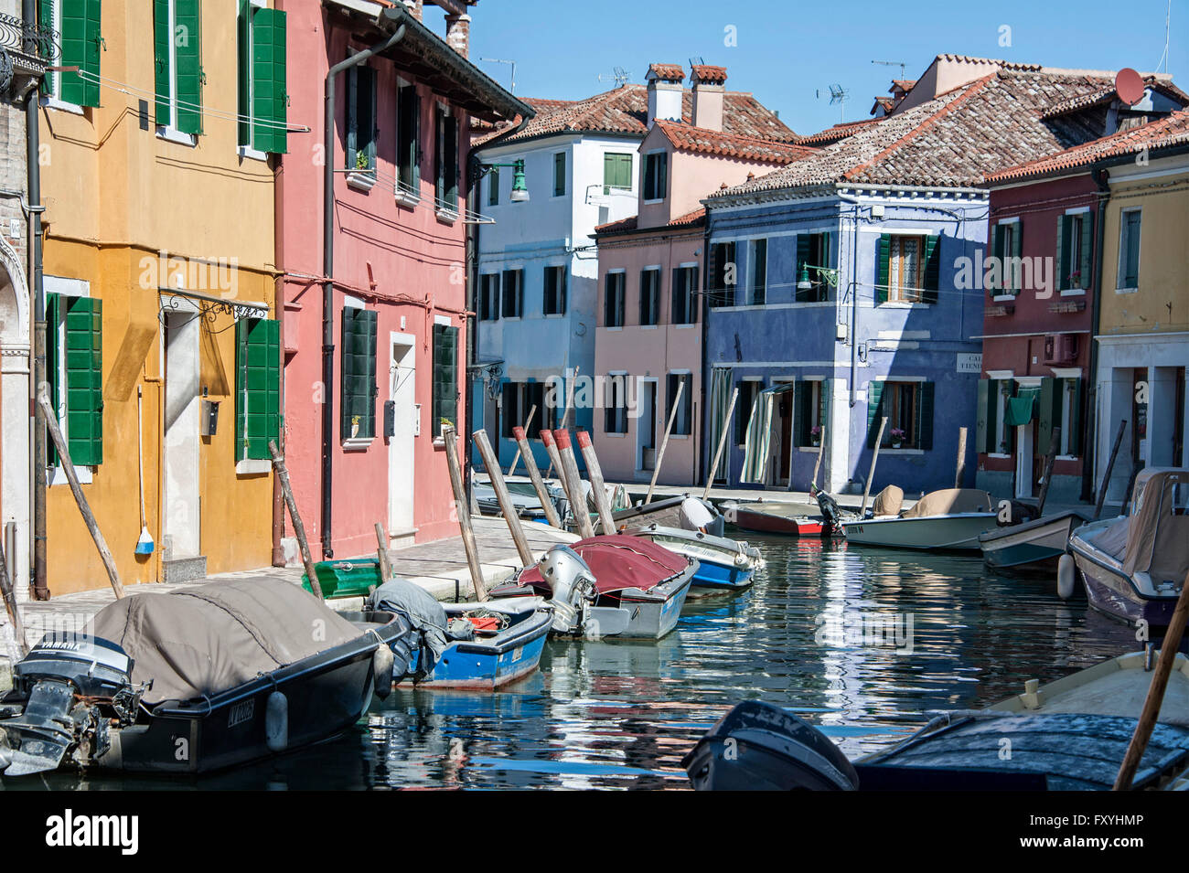 Bunte Häuser entlang eines Kanals, Burano, Venedig, Veneto, Italien Stockfoto