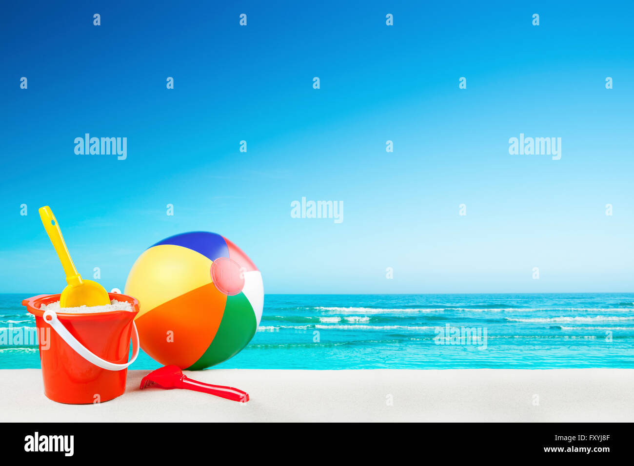 Spielzeug für den Strand an einem wunderschönen weißen Sandstrand im Sommer. Stockfoto