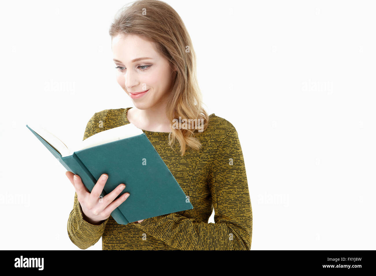 Frau liest ein Buch Stockfoto