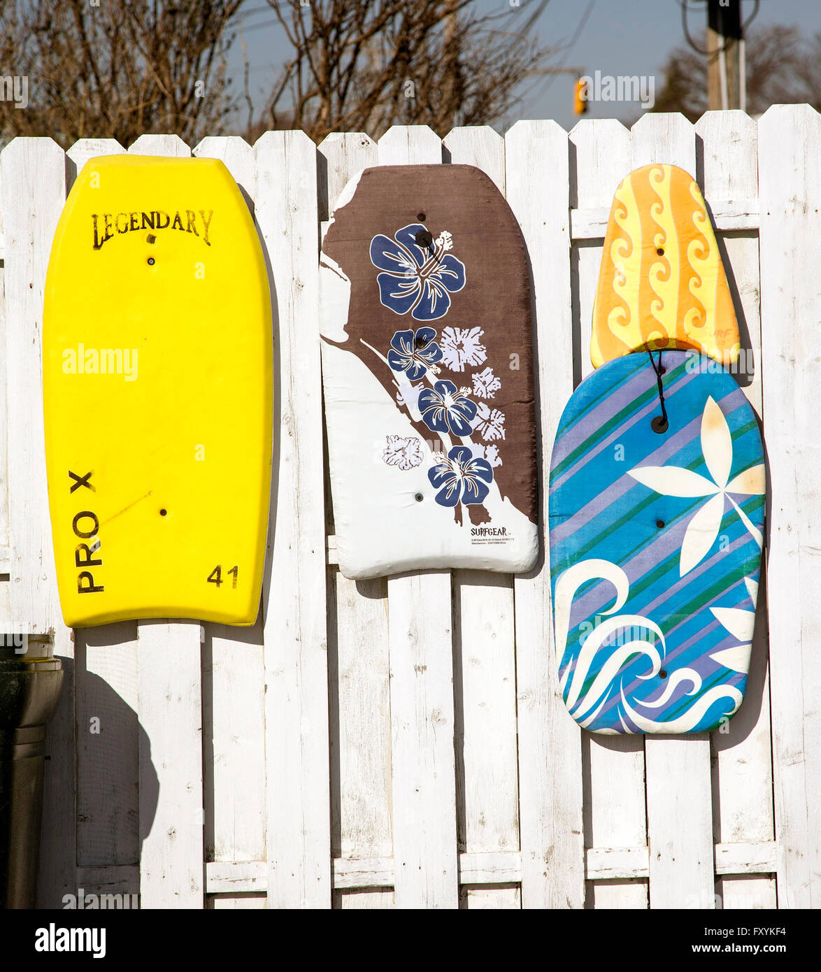 Boogie-Boards auf einem Zaun in New Jersey Stockfoto