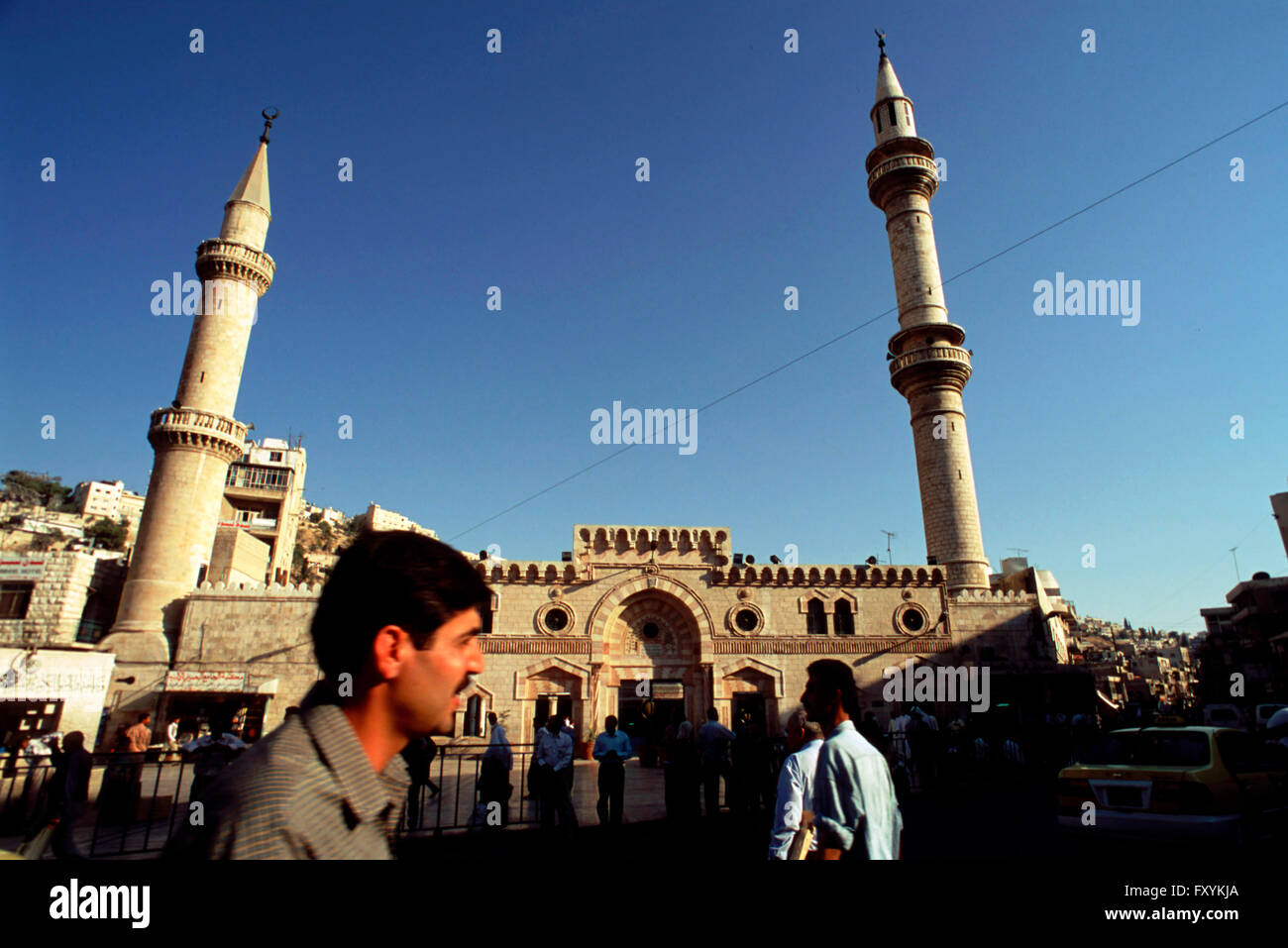 Zwei Männer zu Fuß vorbei an König Hussein Mosque, Innenstadt, Amman, Jordanien, Naher Osten Stockfoto