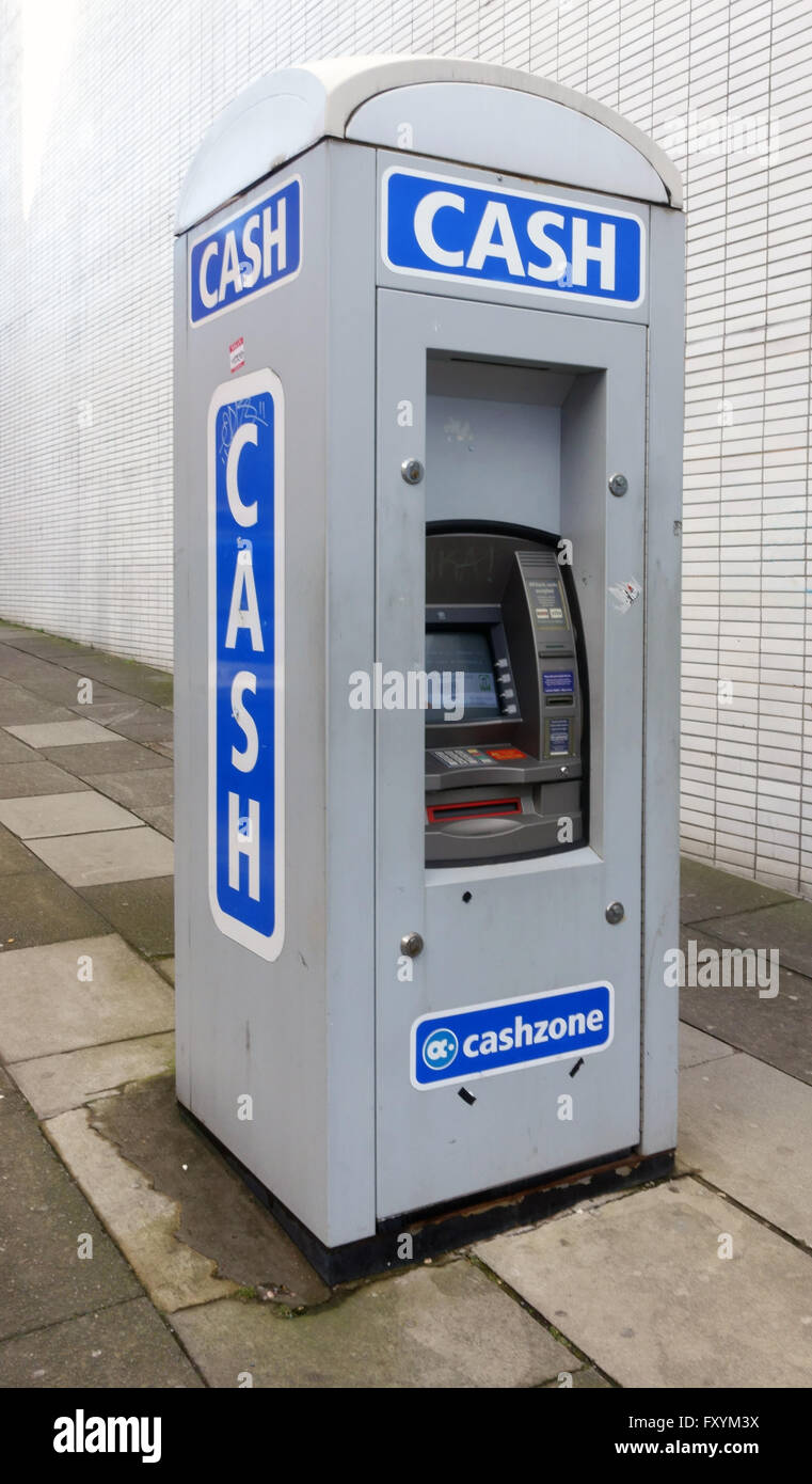 Eine Telefonzelle hat zwei Verwendung als ein öffentliches Telefon sowie eine Cash Verzicht auf Maschine Stockfoto