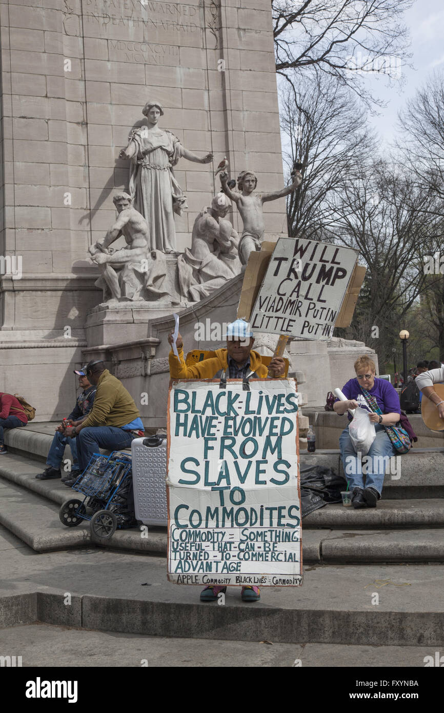 Soziale Gerechtigkeit Demonstrtor wendet sich gegen Donald Trump am Columbus Circle am Central Park, NYC. Stockfoto