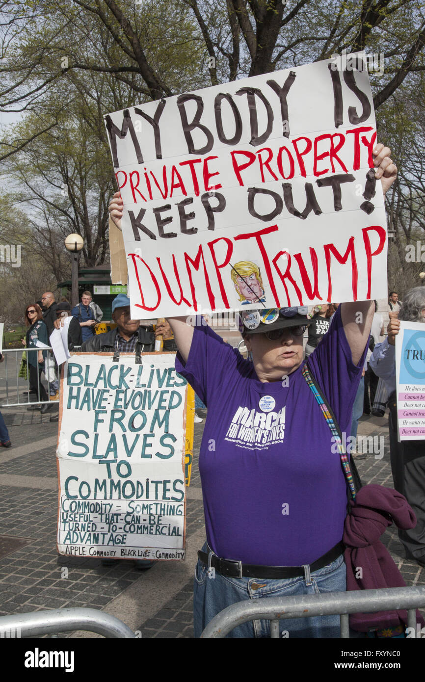 Demonstranten sprechen heraus gegen Donald Trump als Präsidentschaftskandidat an Columbus Curcle in New York City. Stockfoto