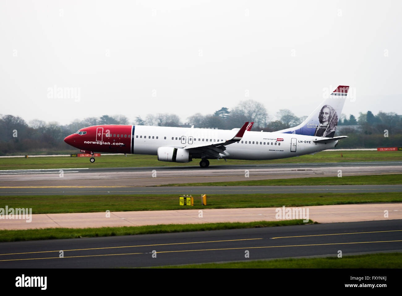 Norwegian Air Shuttle Boeing 737-8JP(W) Airliner LN-Farbstoff des Rollens bei Manchester Flughafen England Vereinigtes Königreich UK Stockfoto