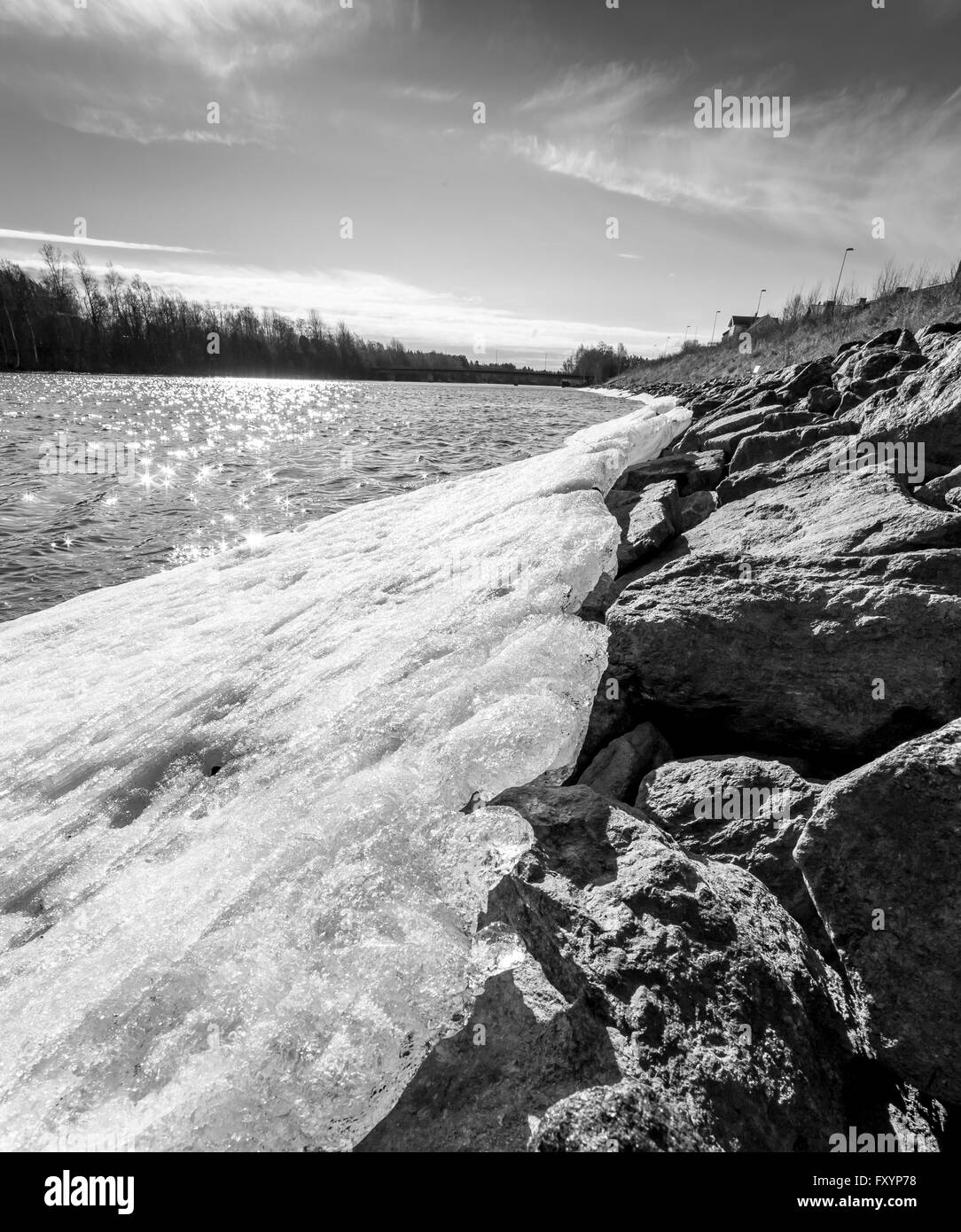 Eis und Felsen Fluss in Umea, Schweden Stockfoto