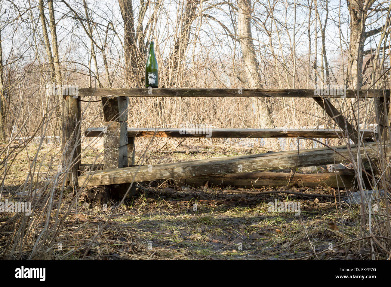 Weinflasche auf gebrochene Tisch im freien Stockfoto