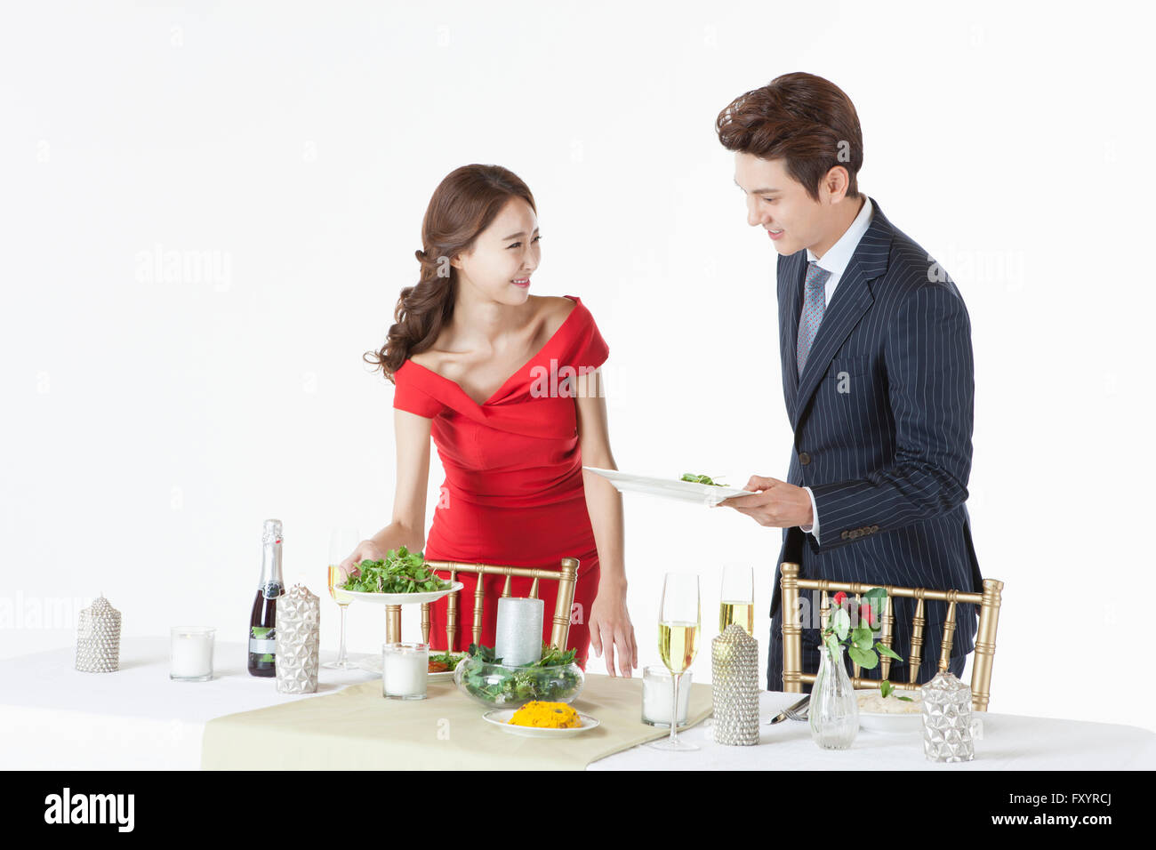 Seite Ansicht Porträt junger Mann und junge Frau mit Salaten, die lächelnd auf party Stockfoto