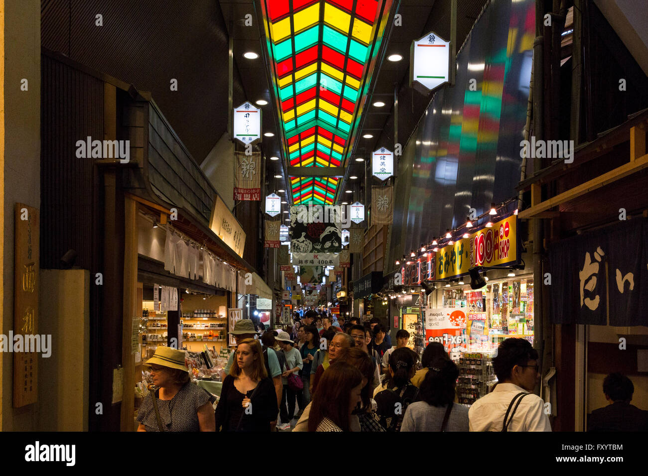 Touristen besuchen Nishiki Markt, Kyoto, Japan. Stockfoto