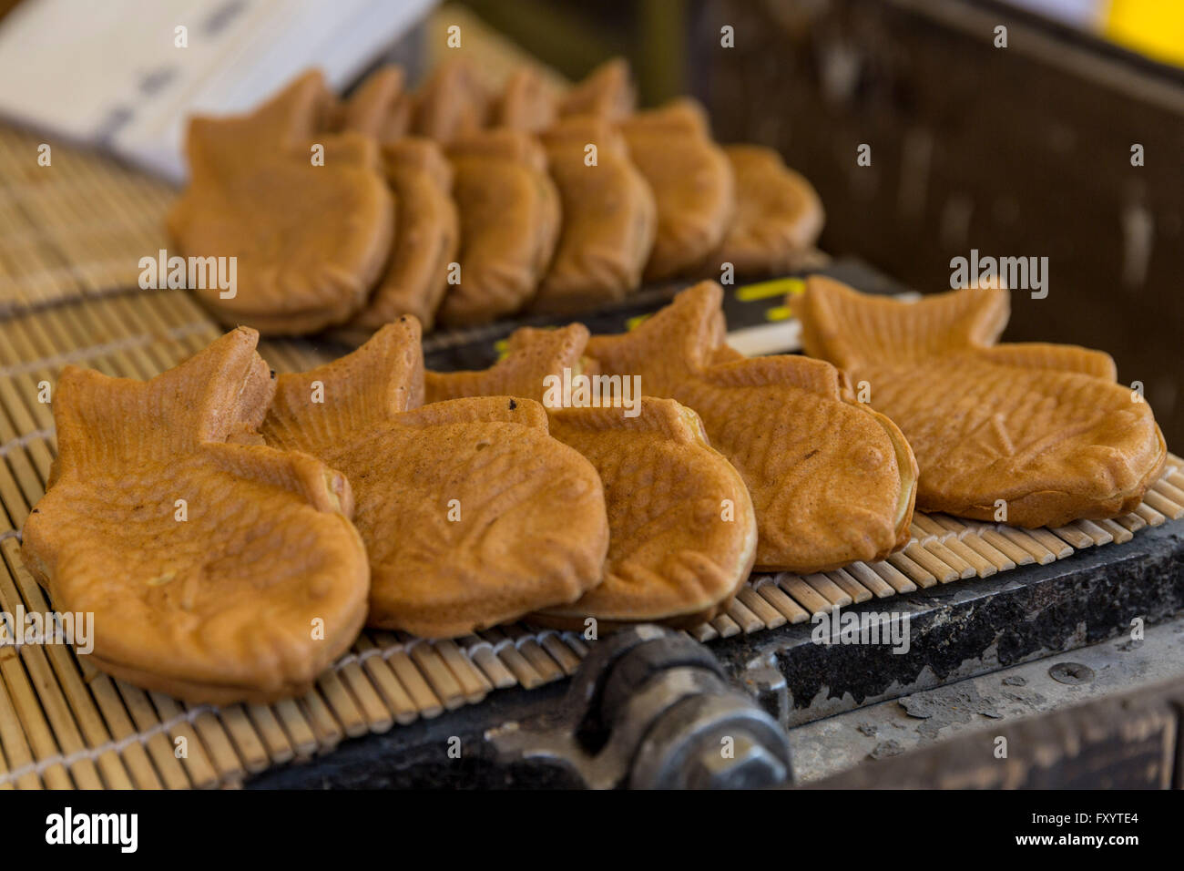 Taiyaki, Fisch geformt rote Bohnen Kuchen zum Verkauf an Tenjin-San-Markt, Kyoto, Japan Stockfoto