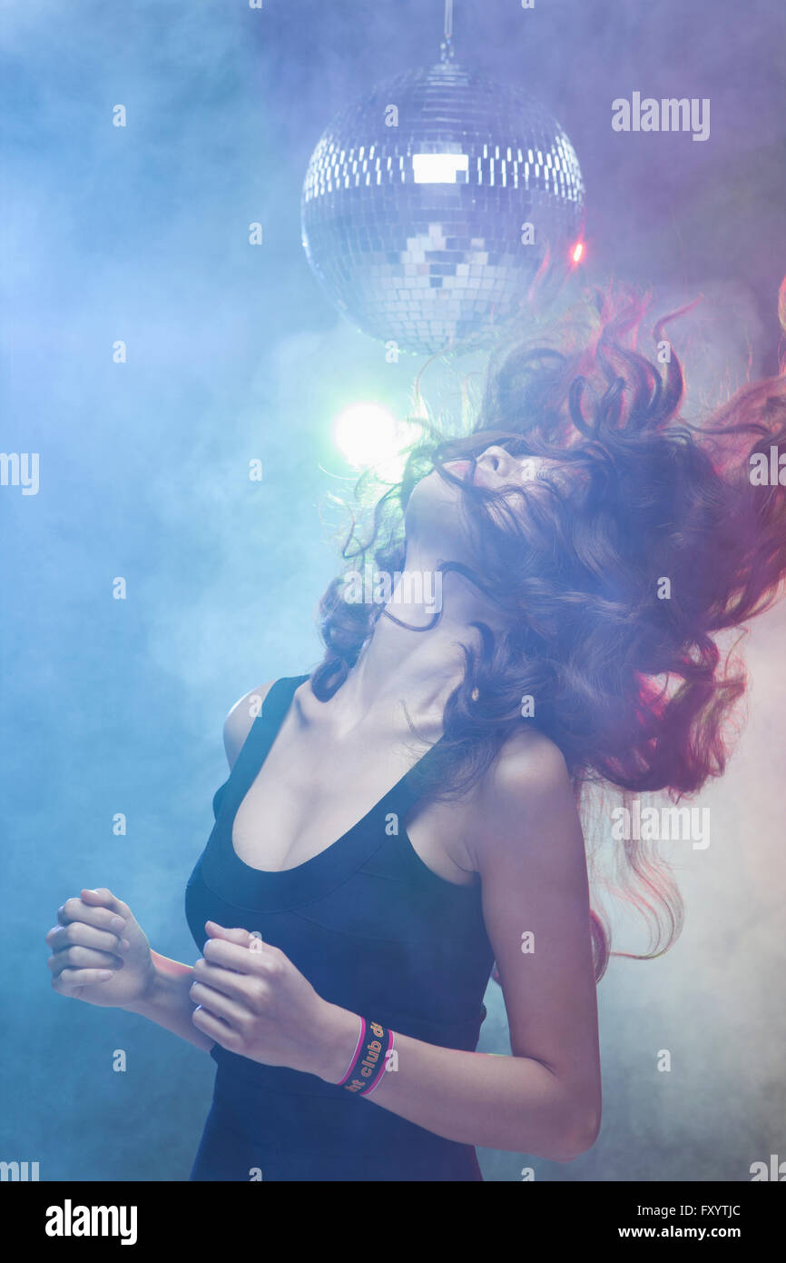 Seite Ansicht Porträt der jungen Frau tanzt fliegenden Haare Nachschlagen im Nachtclub Stockfoto