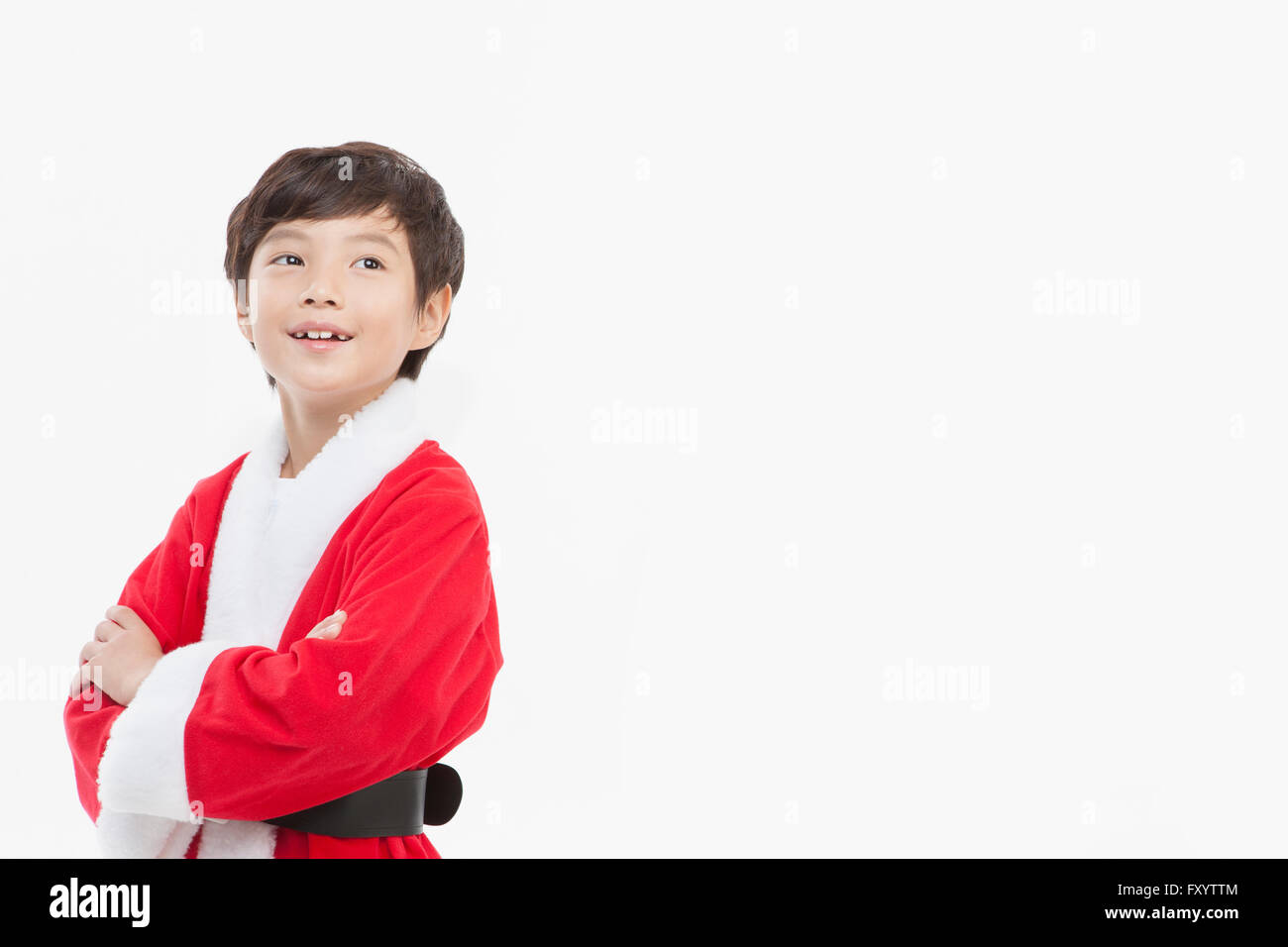 Porträt des lächelnden jungen in Santas Kleidung Gelenkarme nachschlagen Stockfoto