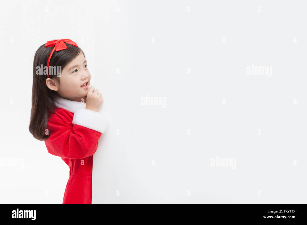 Seite Ansicht Porträt der lächelnde Mädchen in Santas Kleidung Stockfoto